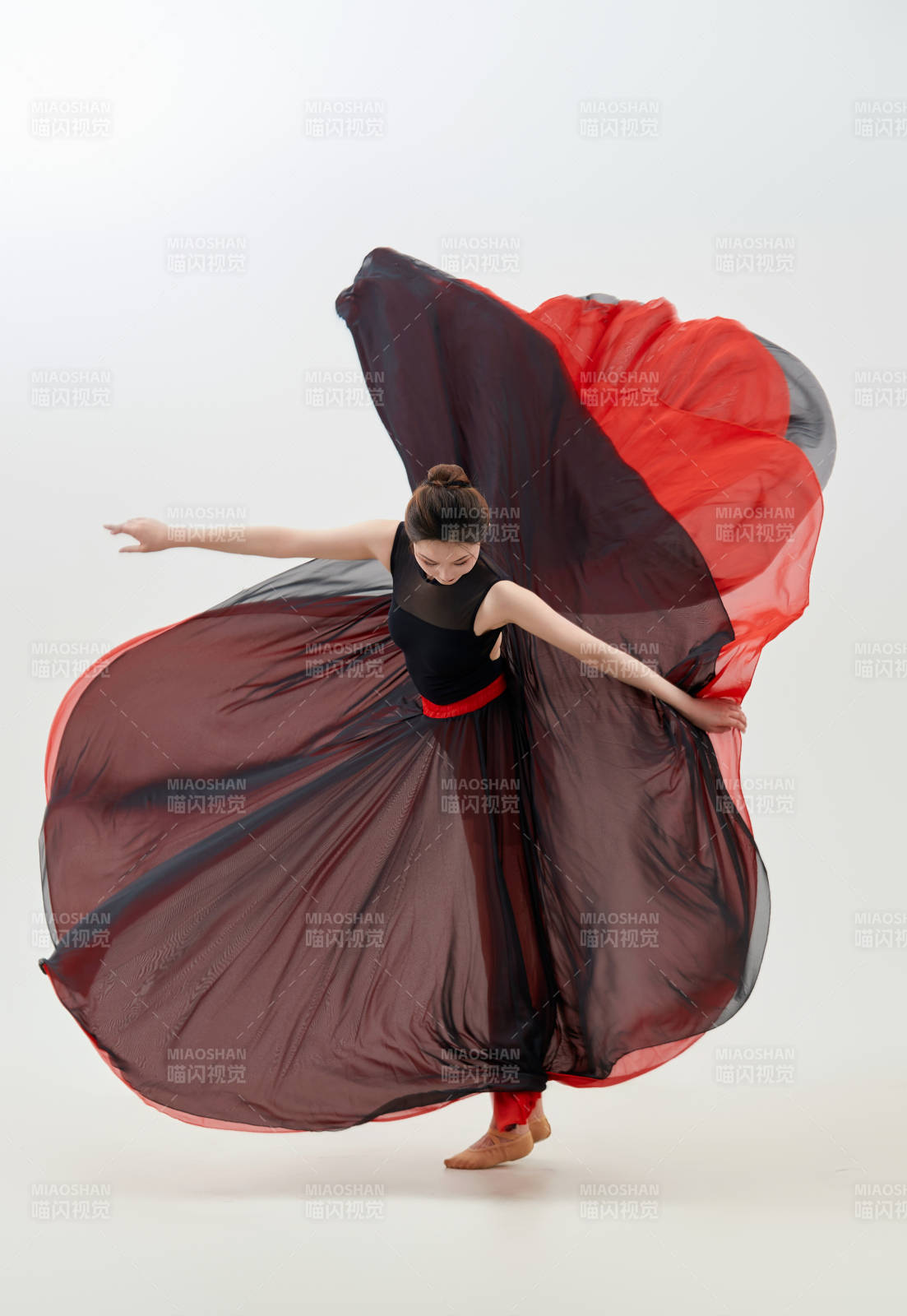 身穿红黑相间的舞蹈长裙翩翩起舞的少女图片