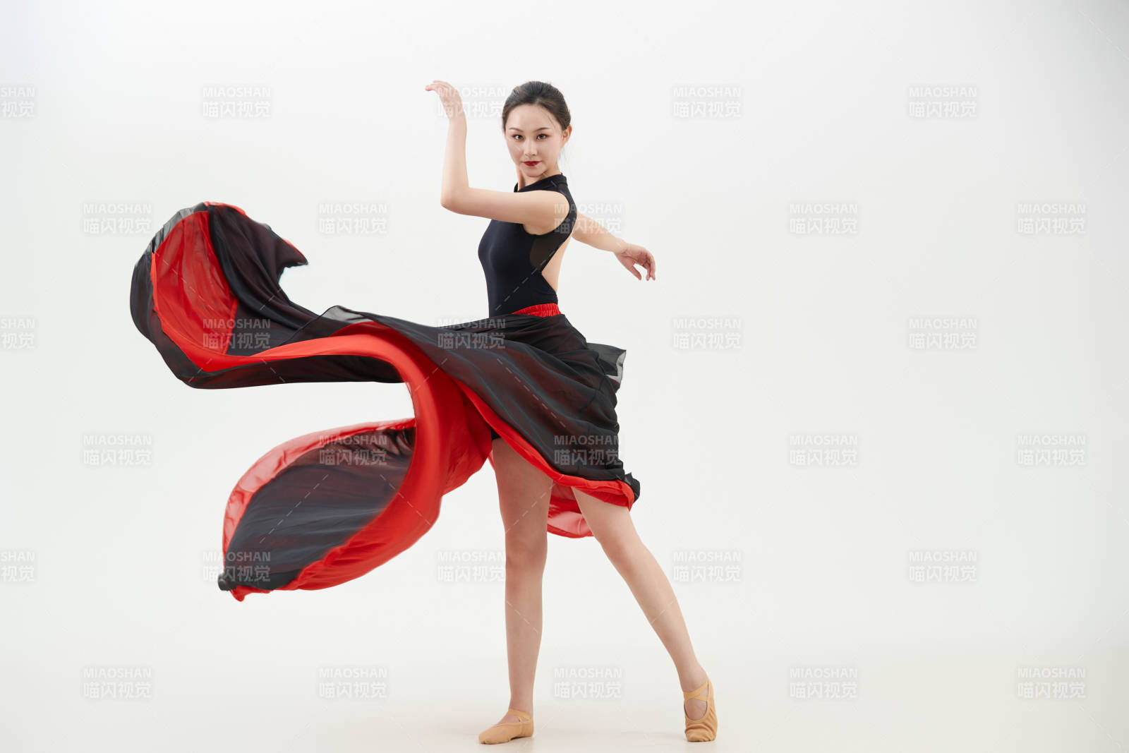 身穿红黑相间的舞蹈长裙翩翩起舞的少女图片