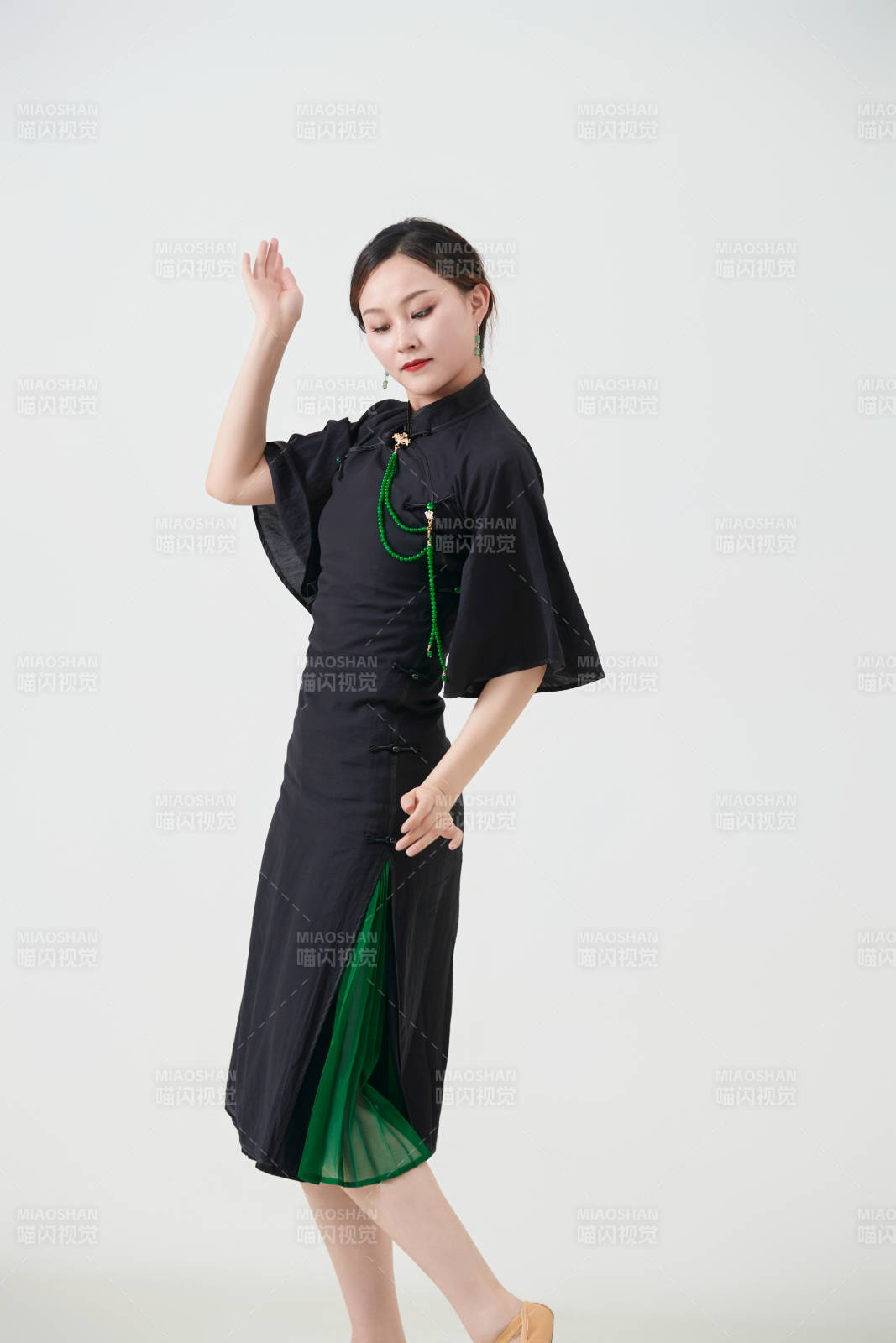 穿着中式旗袍翩翩舞蹈的亚洲少女舞者图片