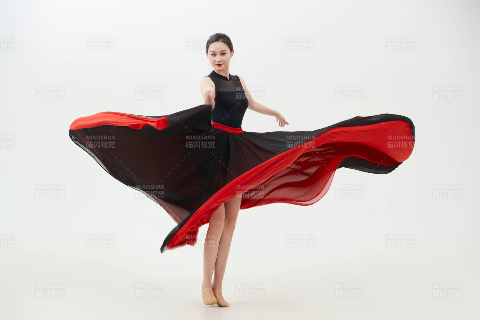 身穿红黑相间的舞蹈长裙翩翩起舞的少女图片