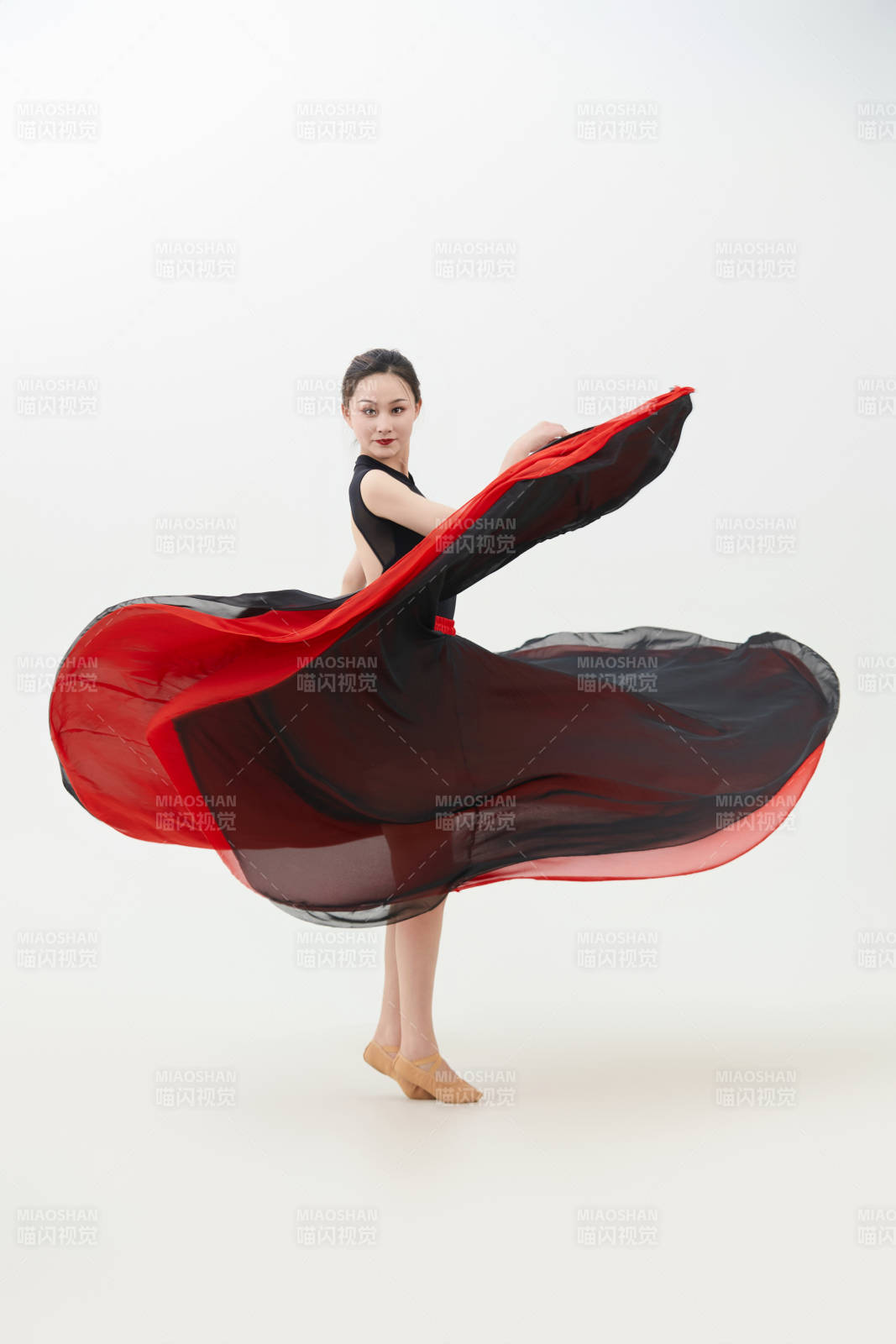 身穿红黑相间的舞蹈长裙翩翩起舞的少女图片