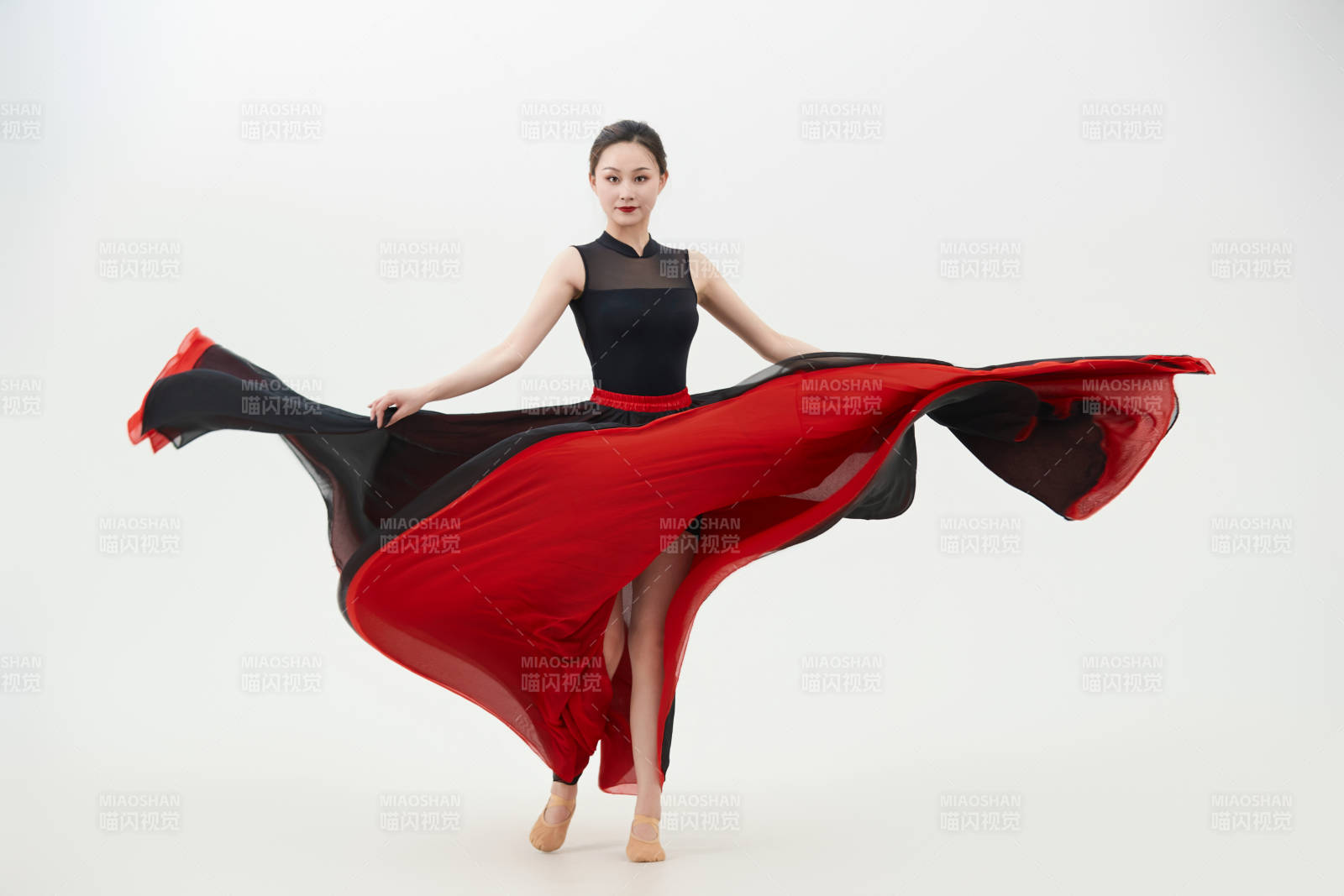 身穿红黑相间的舞蹈长裙翩翩起舞的少女图片