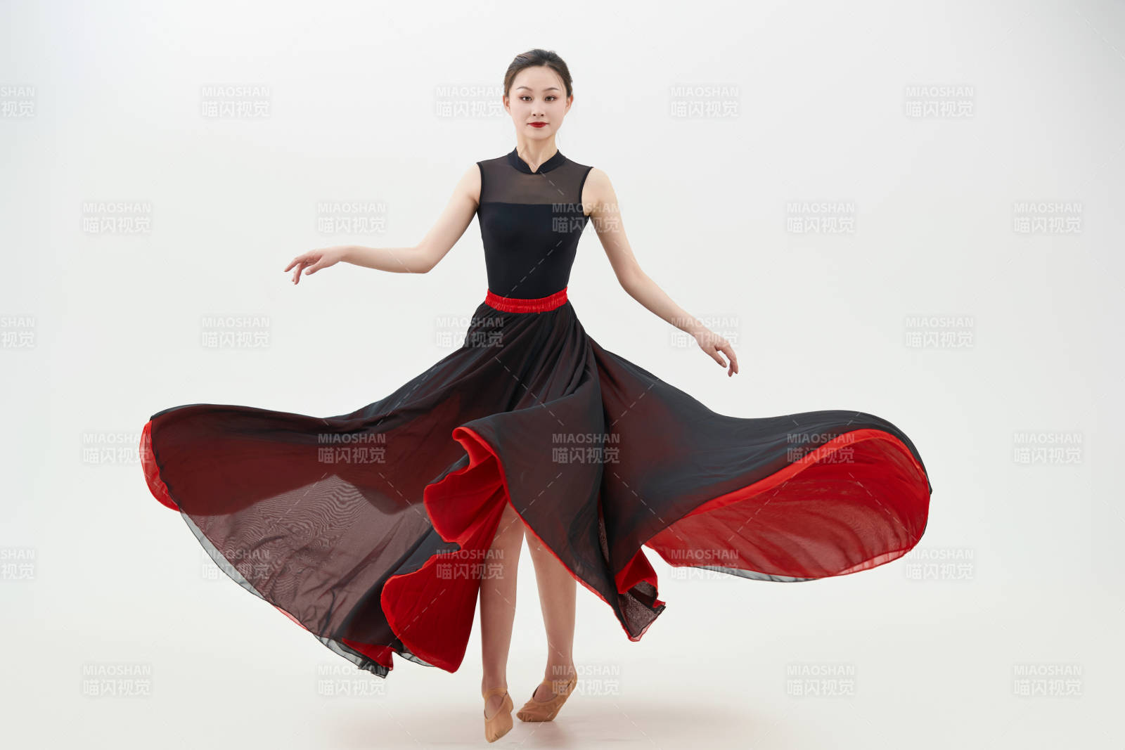 身穿红黑相间的舞蹈长裙翩翩起舞的少女图片