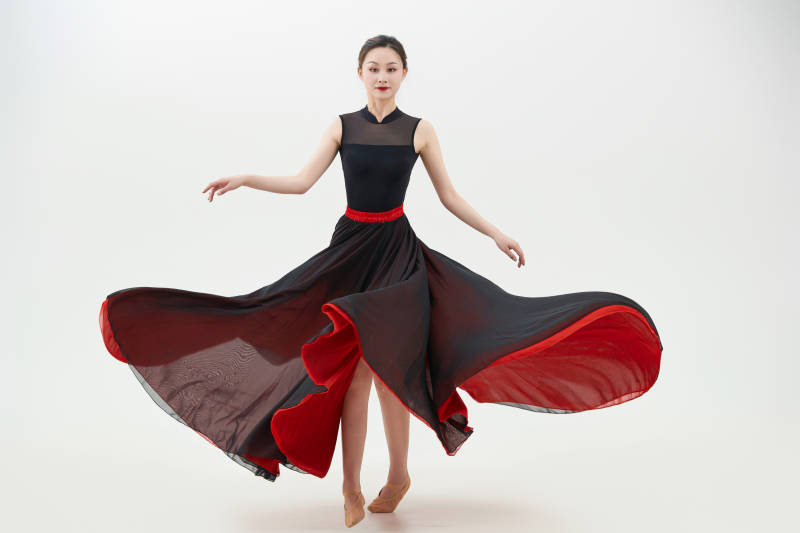身穿红黑相间的舞蹈长裙翩翩起舞的少女图片