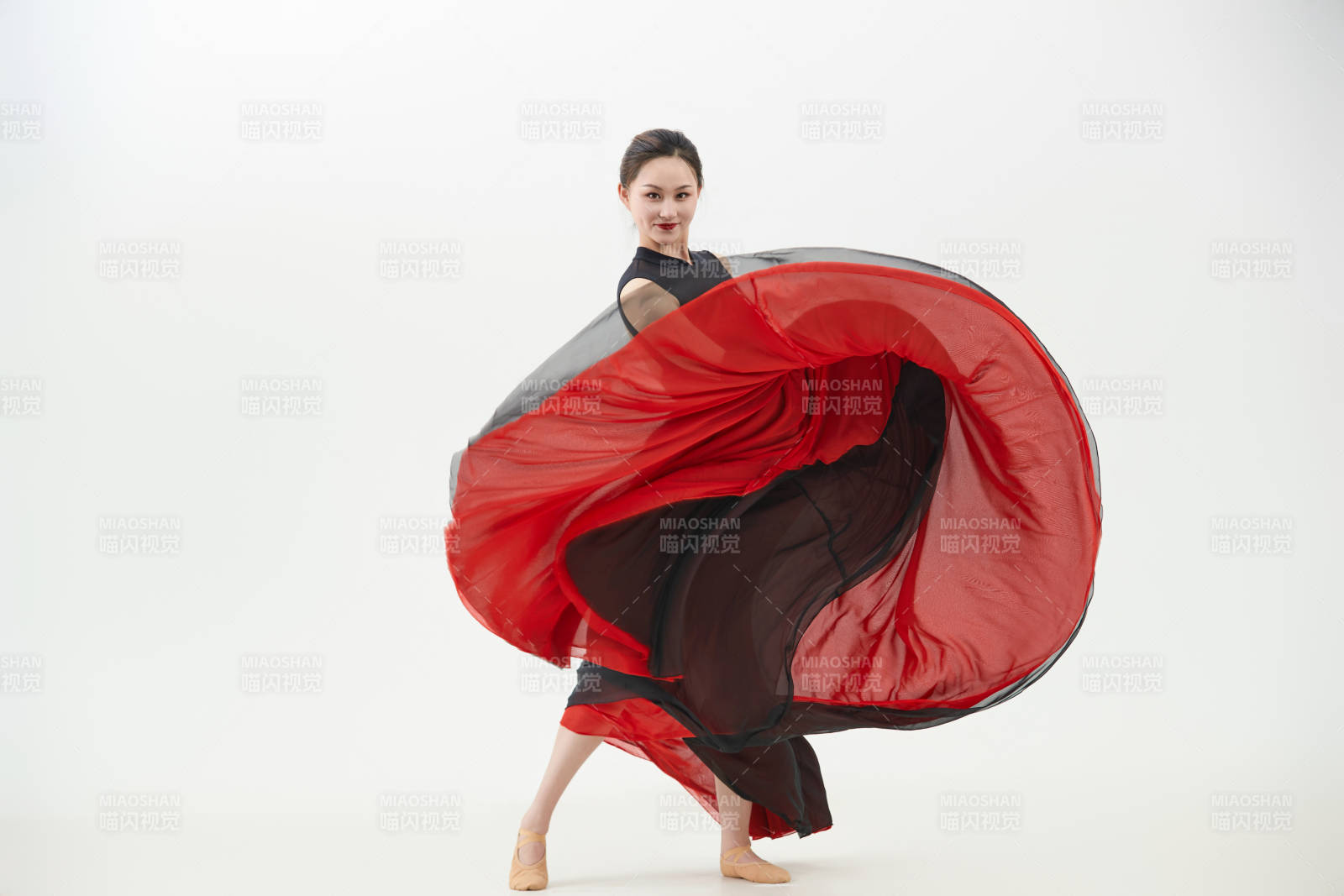 身穿红黑相间的舞蹈长裙翩翩起舞的少女图片