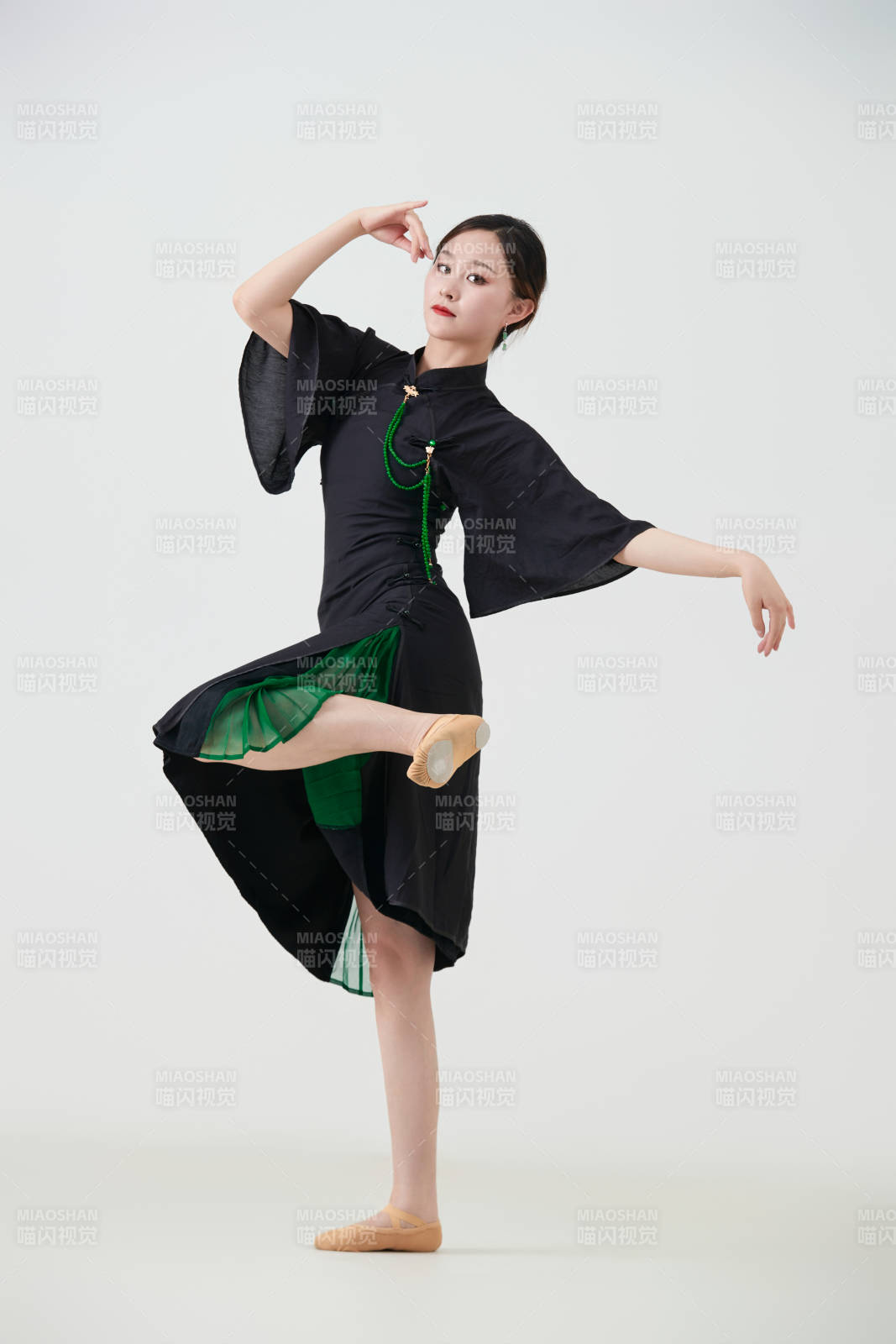 穿着中式旗袍翩翩舞蹈的亚洲少女舞者图片