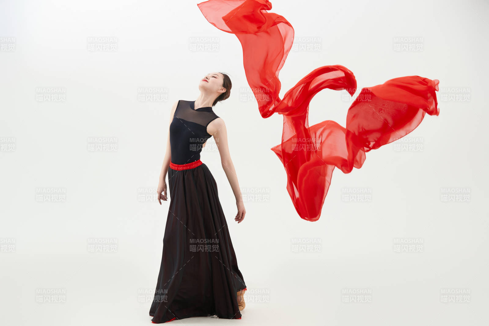 身穿红黑相间的舞蹈长裙翩翩起舞的少女图片