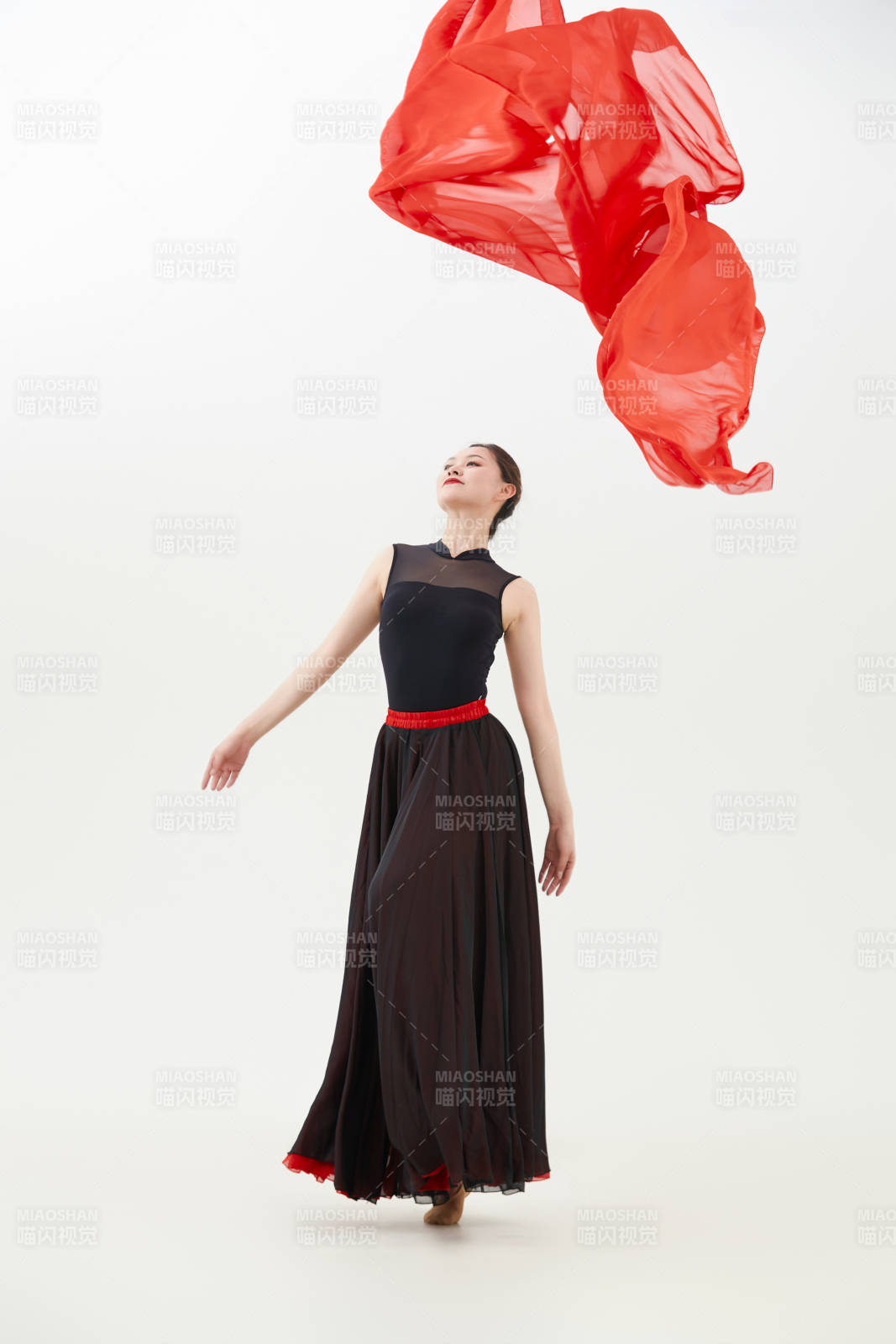 身穿红黑相间的舞蹈长裙翩翩起舞的少女图片