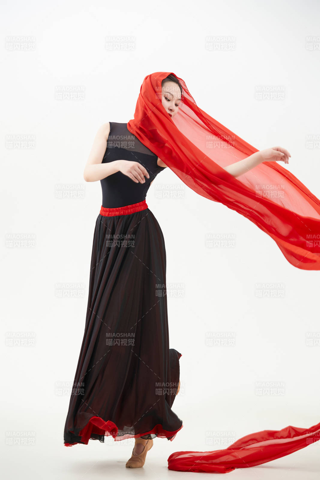 身穿红黑相间的舞蹈长裙翩翩起舞的少女图片