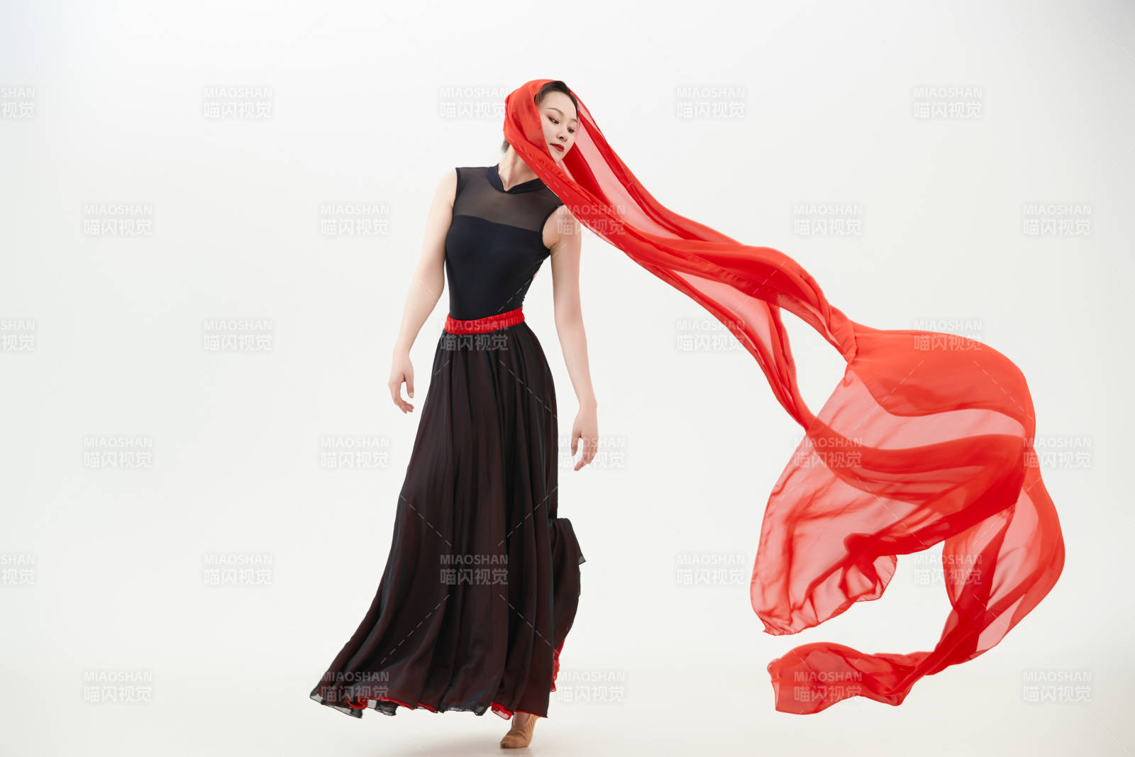 身穿红黑相间的舞蹈长裙翩翩起舞的少女图片