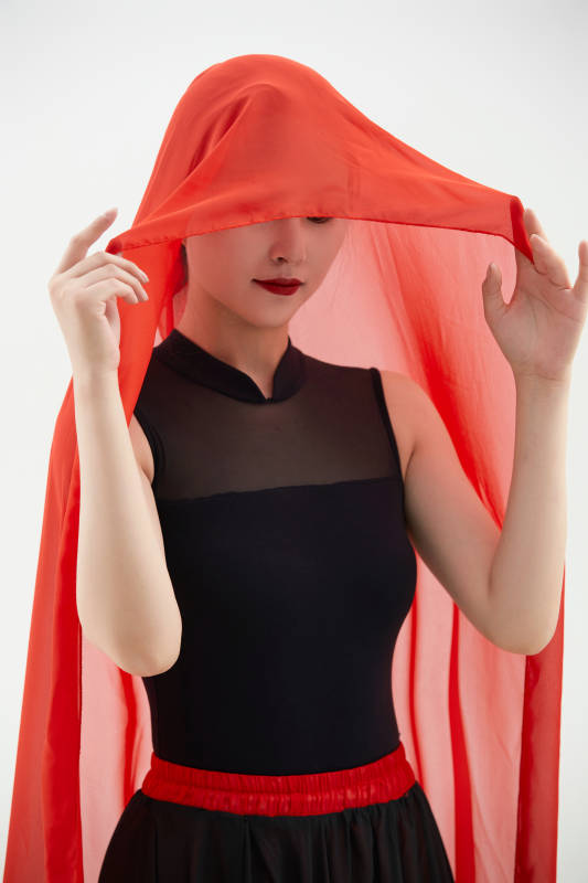 身穿红黑相间的舞蹈长裙翩翩起舞的少女图片