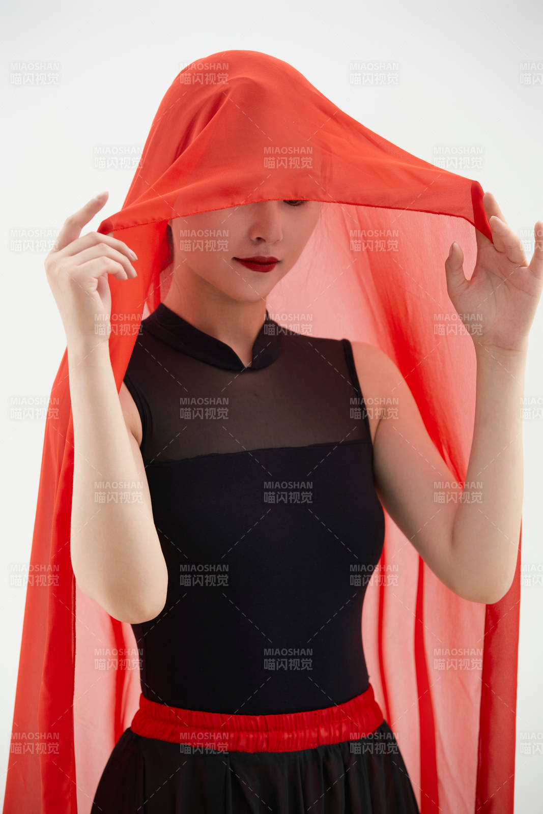 身穿红黑相间的舞蹈长裙翩翩起舞的少女图片