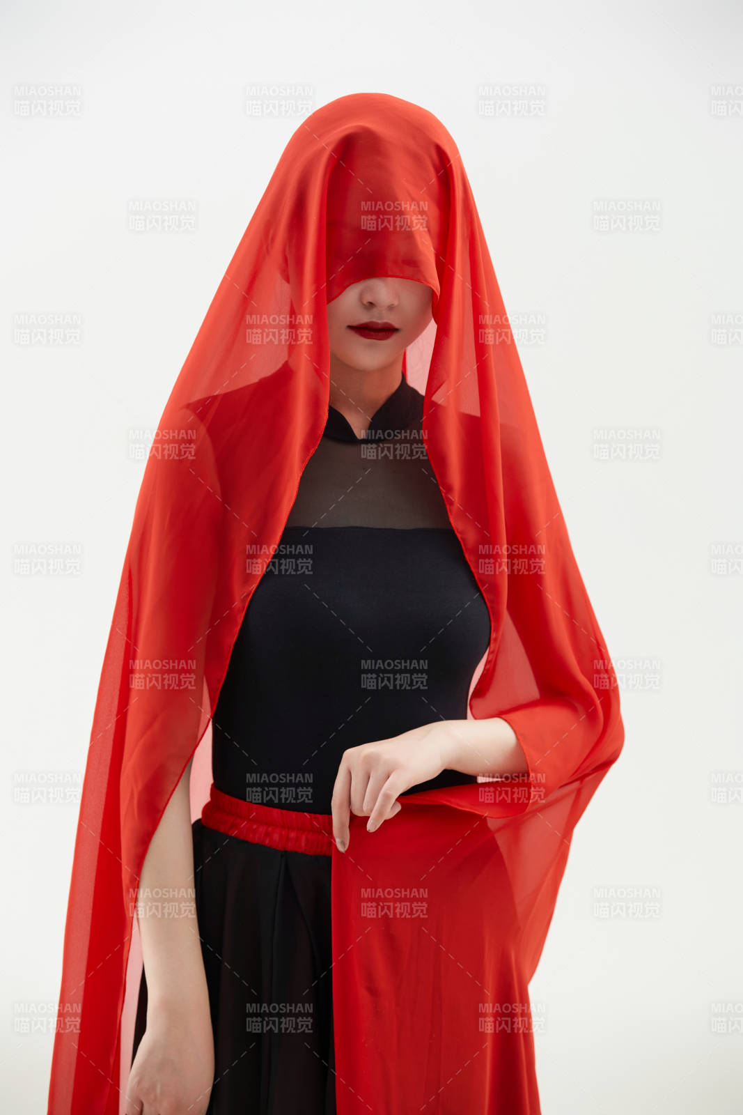 身穿红黑相间的舞蹈长裙翩翩起舞的少女图片