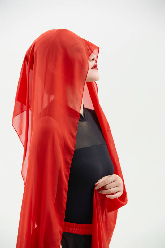 身穿红黑相间的舞蹈长裙翩翩起舞的少女图片