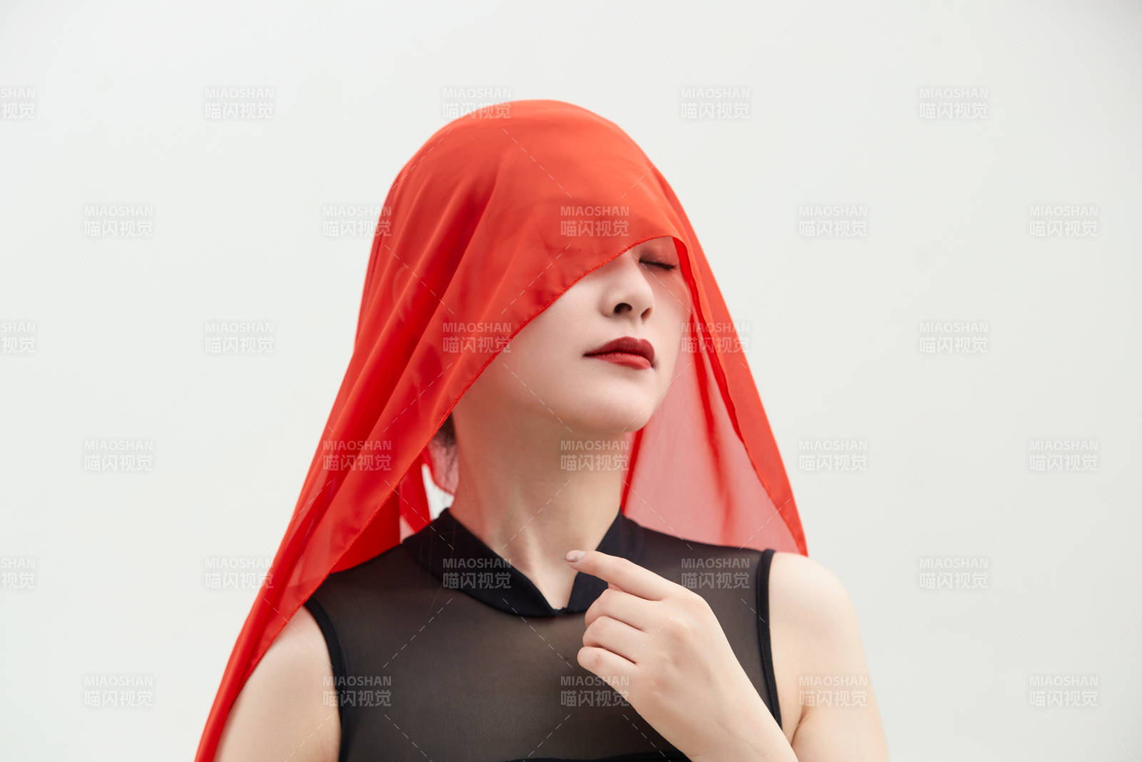 身穿红黑相间的舞蹈长裙翩翩起舞的少女图片