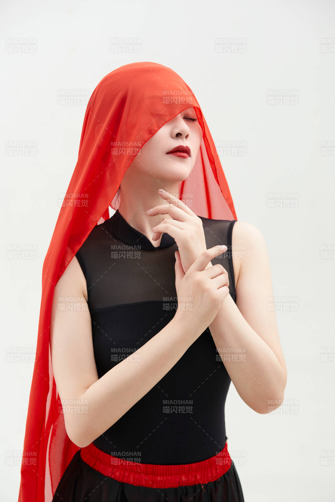 身穿红黑相间的舞蹈长裙翩翩起舞的少女图片