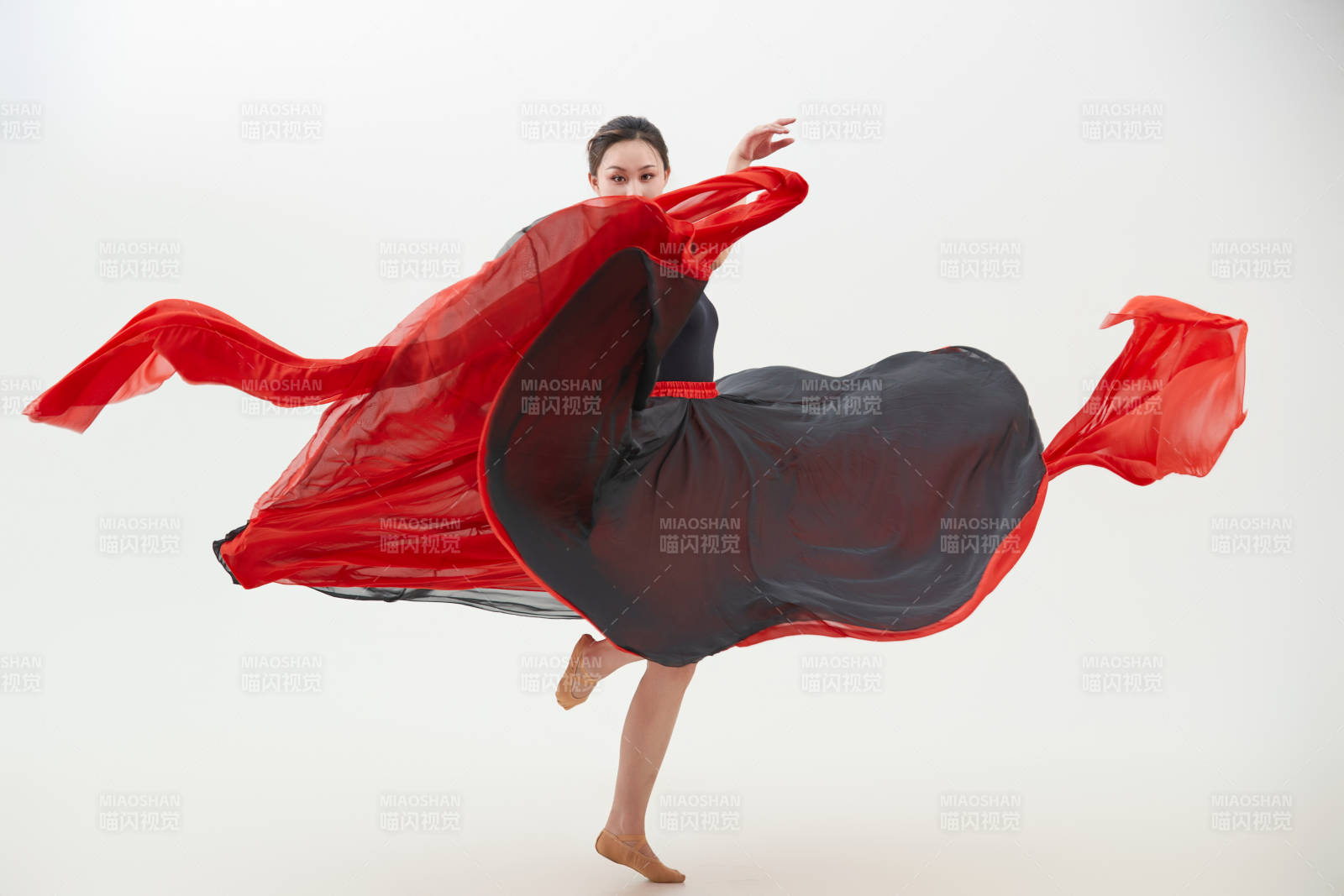 身穿红黑相间的舞蹈长裙翩翩起舞的少女图片