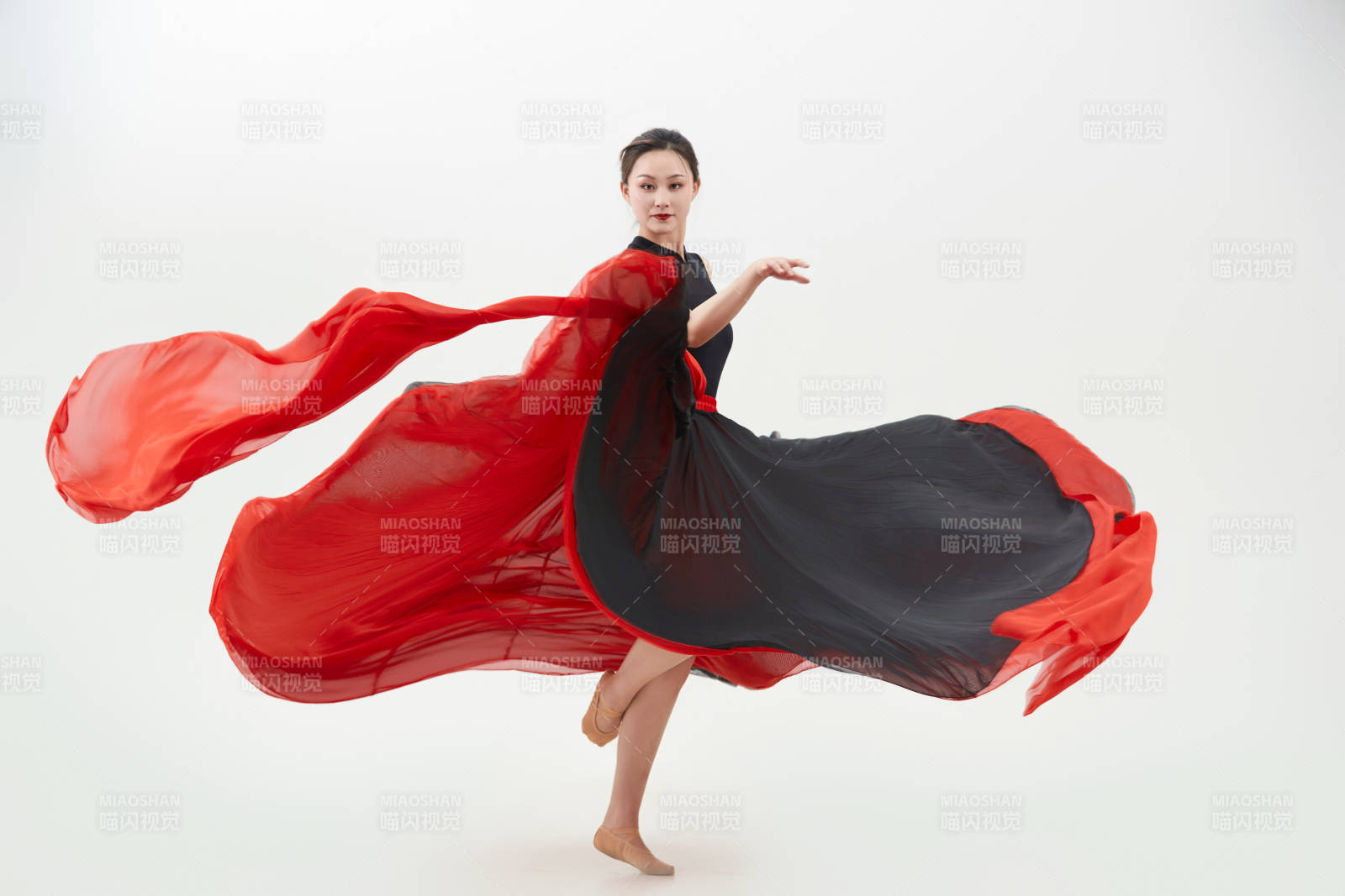 身穿红黑相间的舞蹈长裙翩翩起舞的少女图片