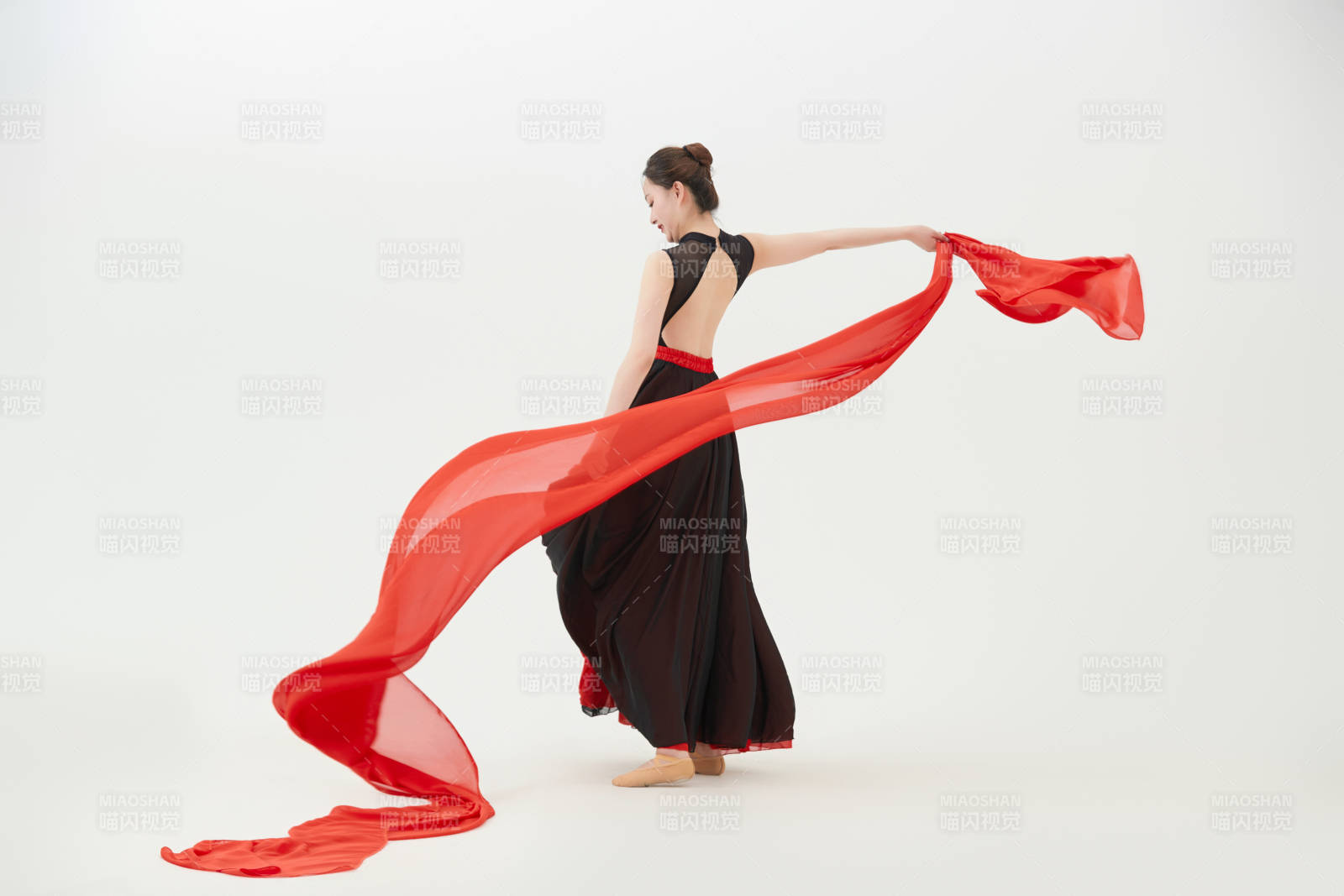 身穿红黑相间的舞蹈长裙翩翩起舞的少女图片