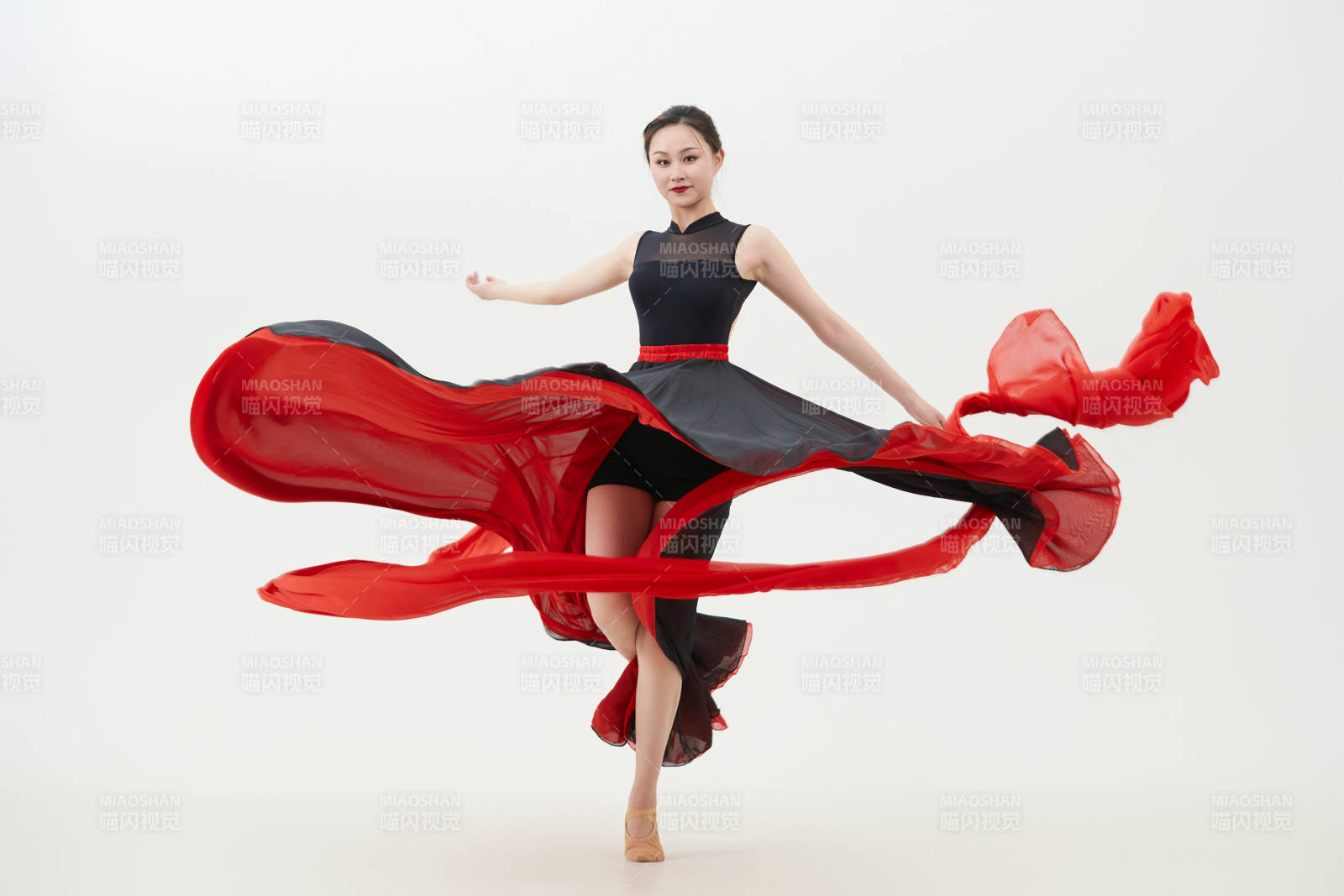 身穿红黑相间的舞蹈长裙翩翩起舞的少女图片