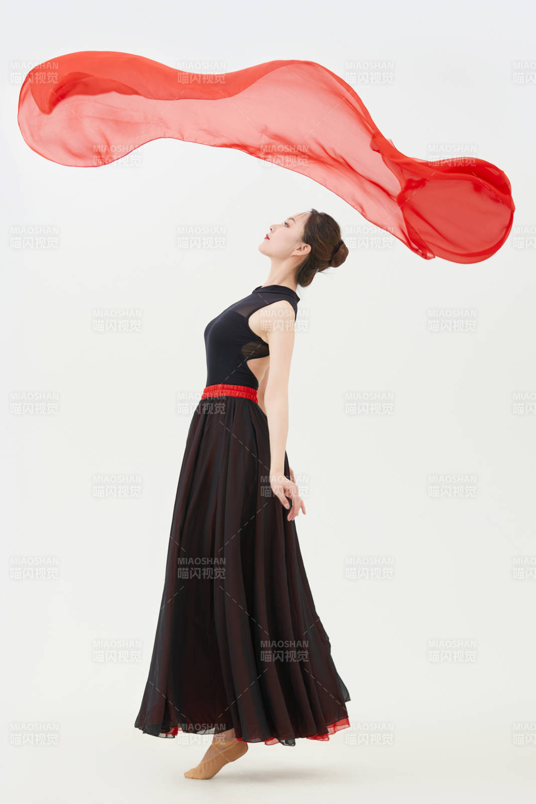 身穿红黑相间的舞蹈长裙翩翩起舞的少女图片