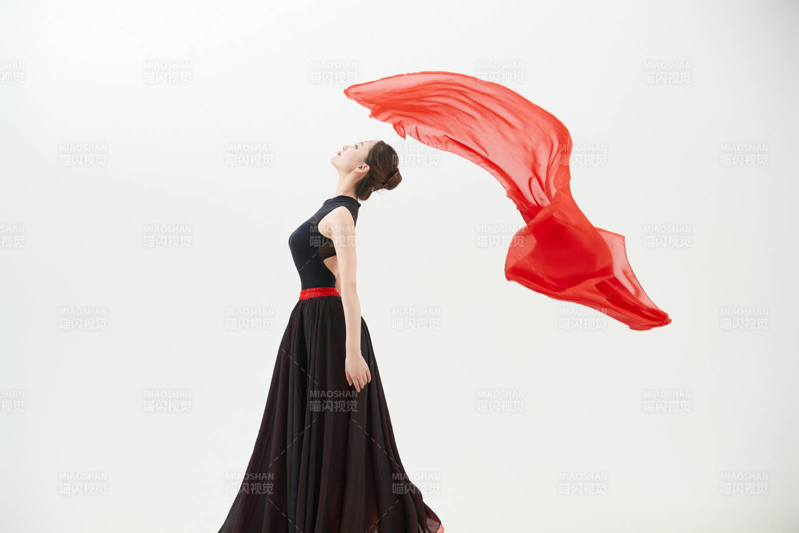 身穿红黑相间的舞蹈长裙翩翩起舞的少女图片