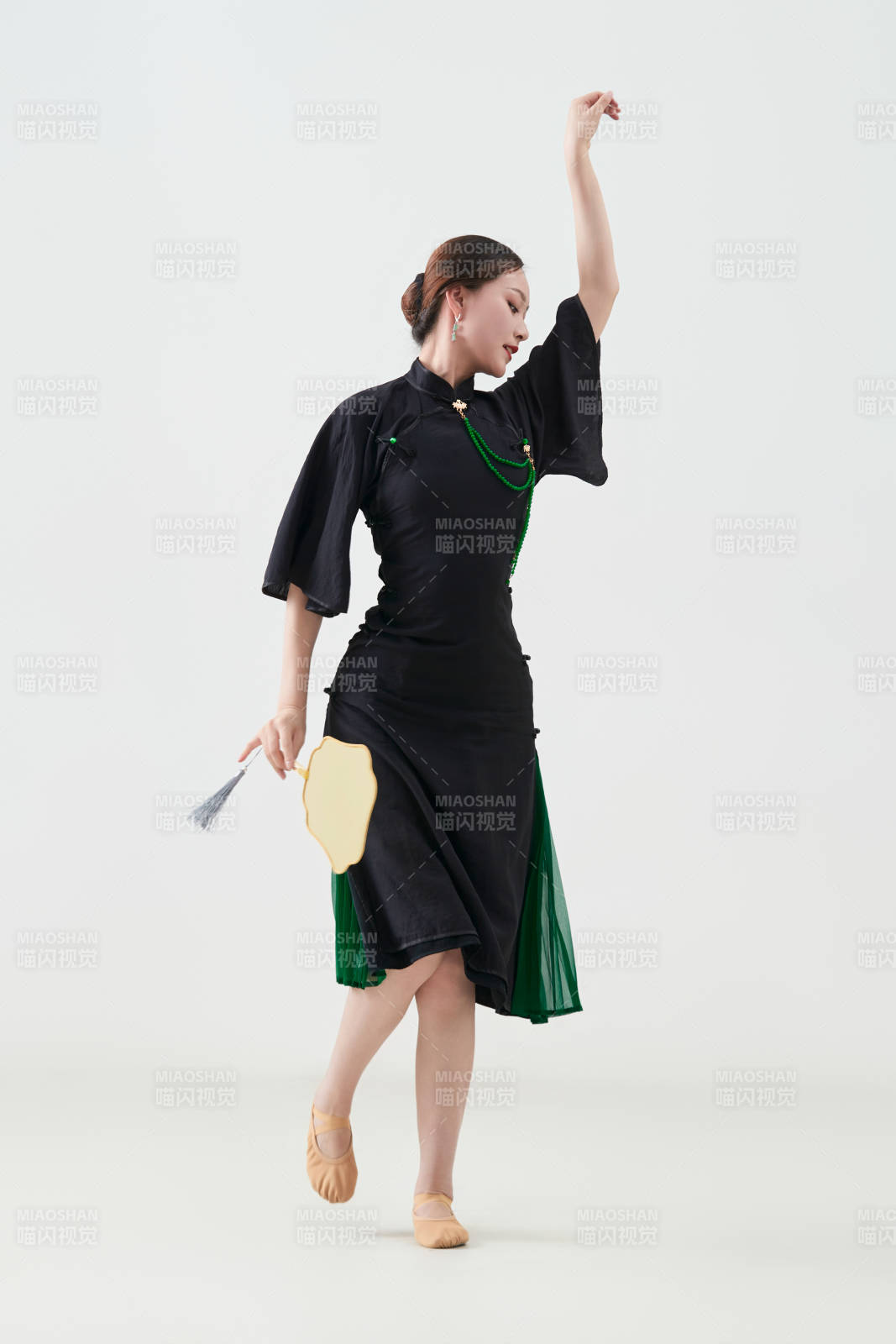 穿着中式旗袍翩翩舞蹈的亚洲少女舞者图片