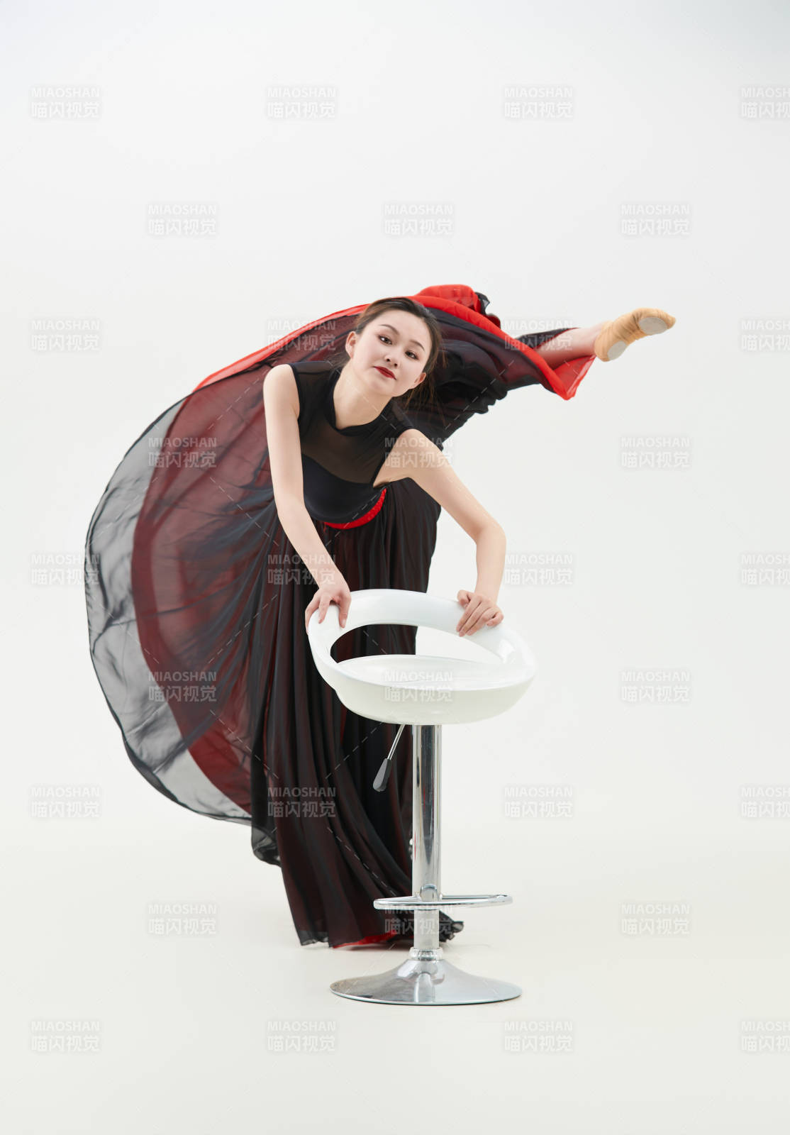 身穿红黑相间的舞蹈长裙翩翩起舞的少女图片