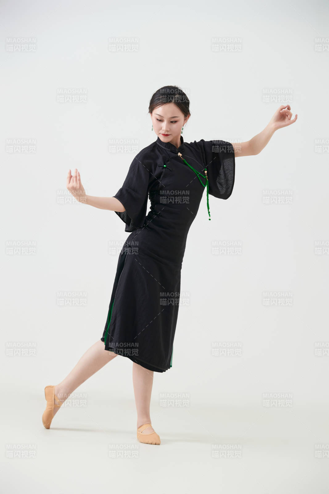 穿着中式旗袍翩翩舞蹈的亚洲少女舞者图片