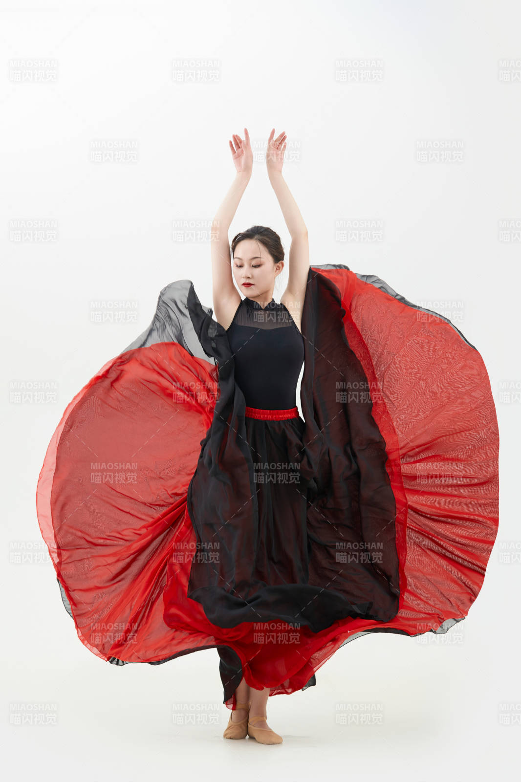 身穿红黑相间的舞蹈长裙翩翩起舞的少女图片