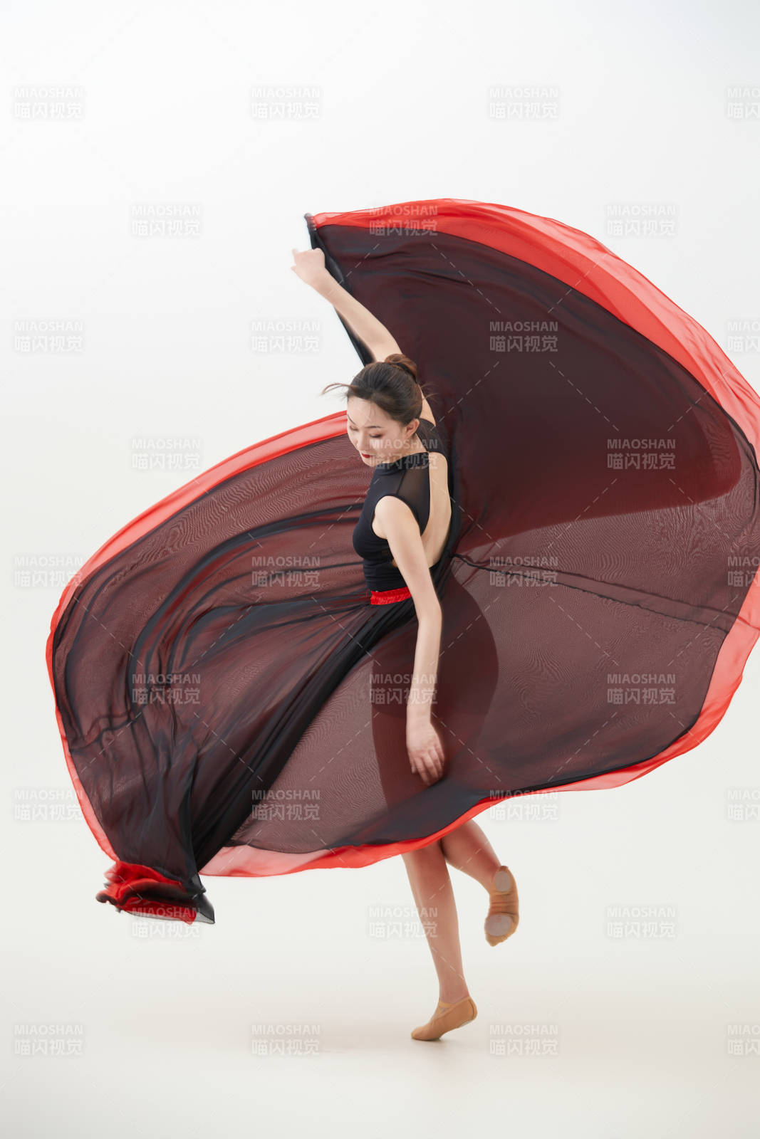 身穿红黑相间的舞蹈长裙翩翩起舞的少女图片