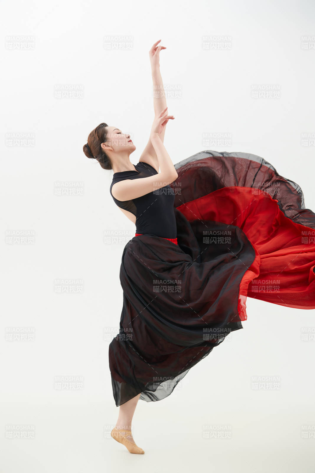 身穿红黑相间的舞蹈长裙翩翩起舞的少女图片
