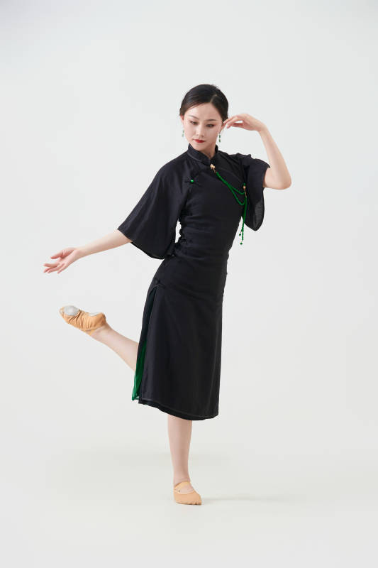 穿着中式旗袍翩翩舞蹈的亚洲少女舞者图片