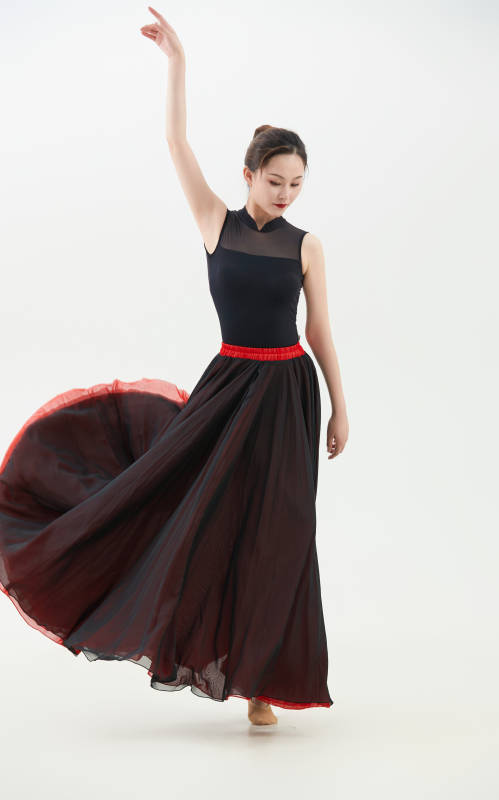 身穿红黑相间的舞蹈长裙翩翩起舞的少女图片
