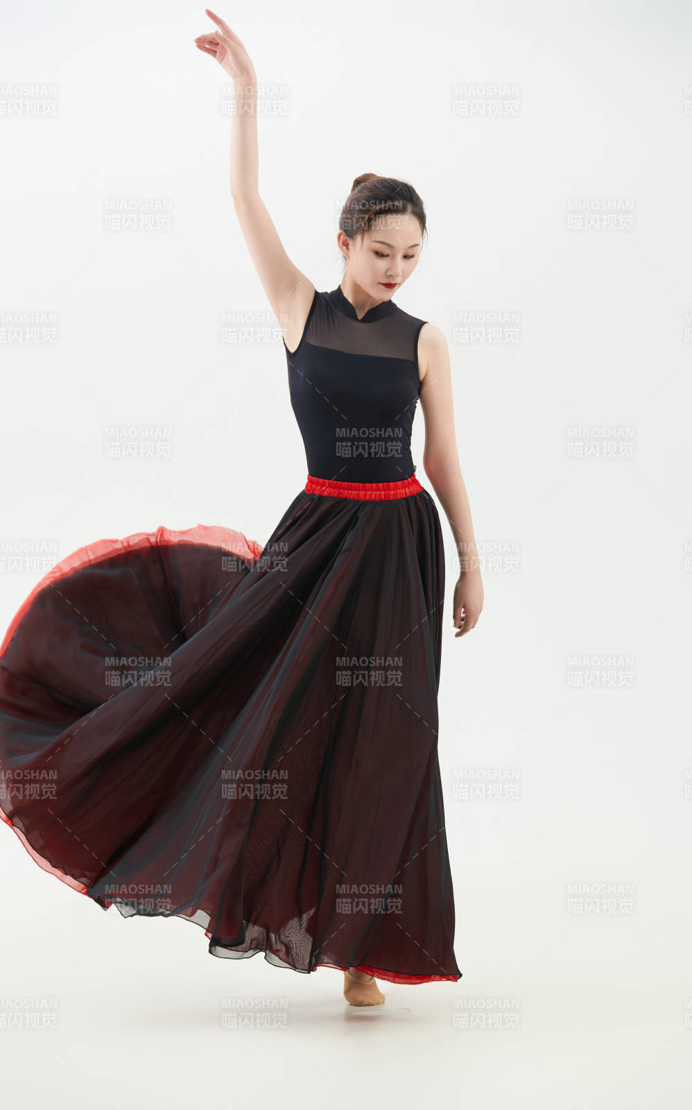 身穿红黑相间的舞蹈长裙翩翩起舞的少女图片