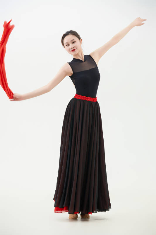 身穿红黑相间的舞蹈长裙翩翩起舞的少女图片