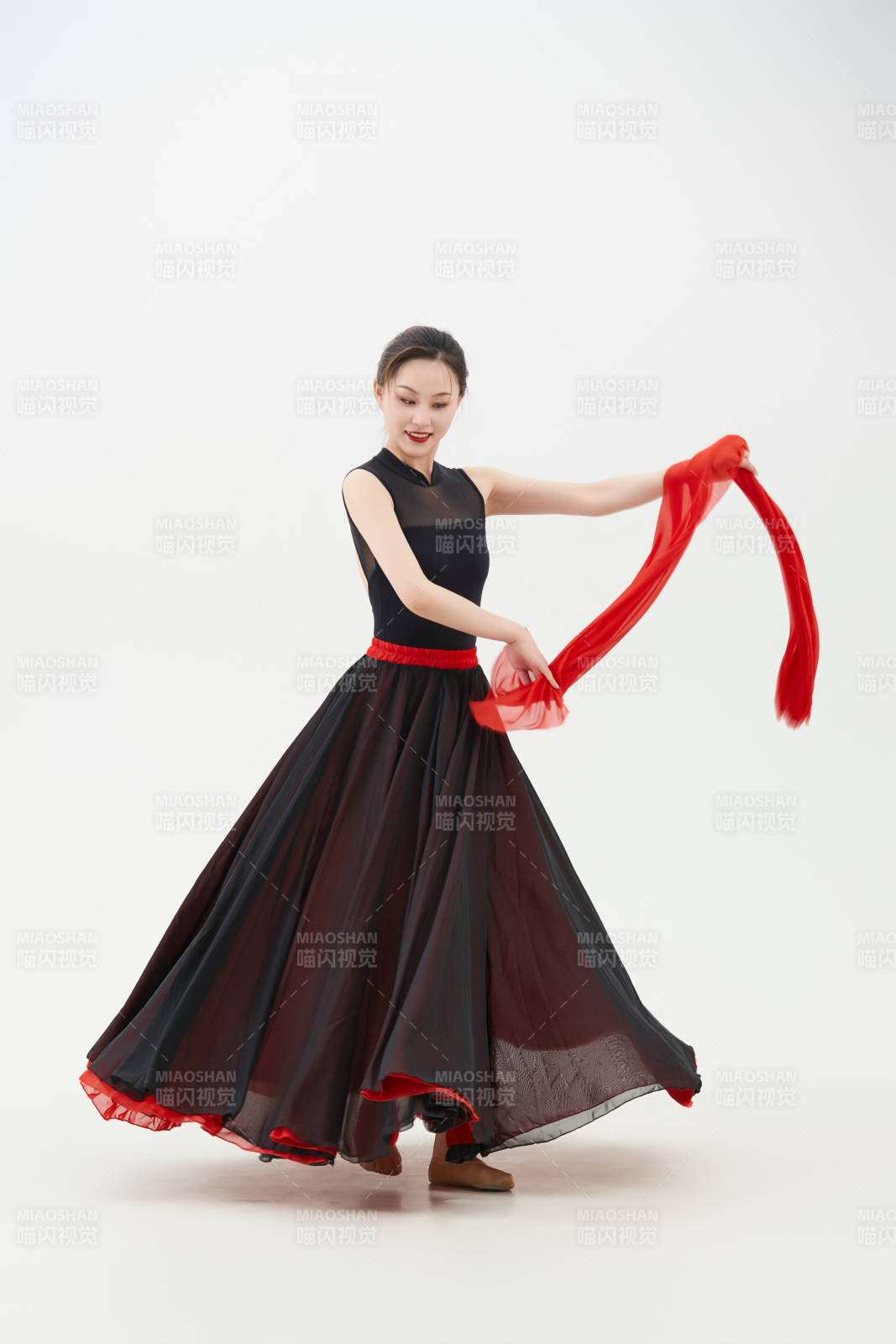 身穿红黑相间的舞蹈长裙翩翩起舞的少女图片