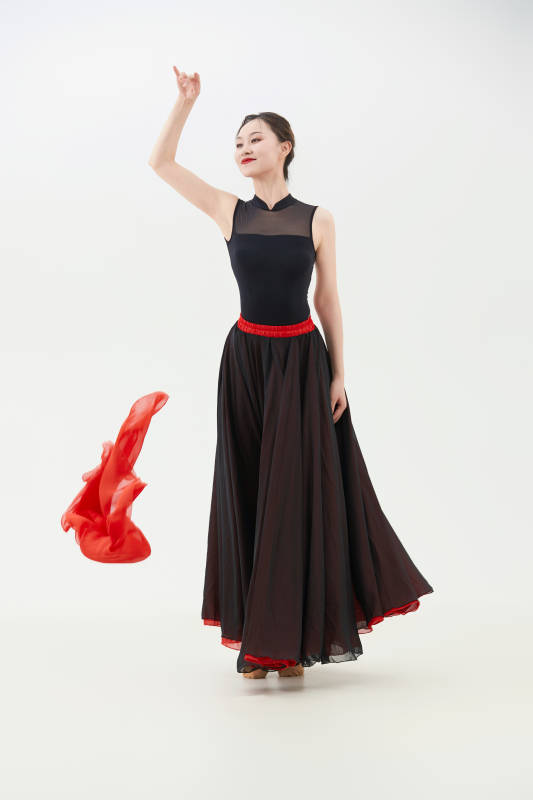 身穿红黑相间的舞蹈长裙翩翩起舞的少女图片