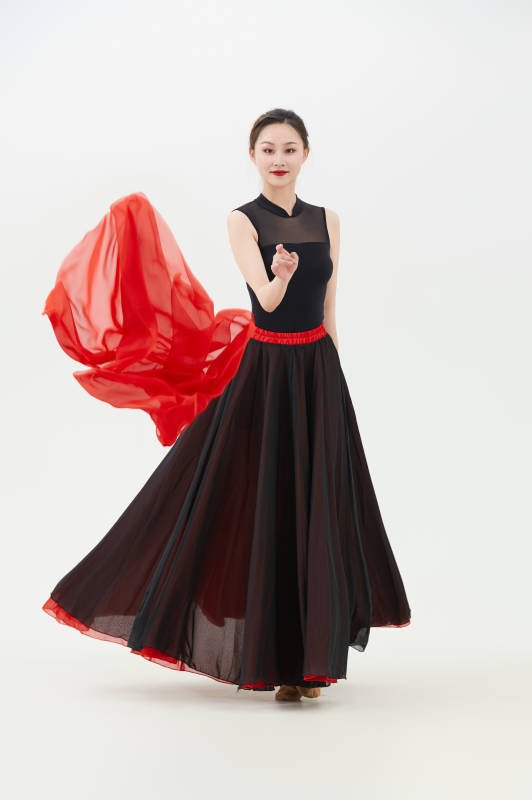 身穿红黑相间的舞蹈长裙翩翩起舞的少女图片