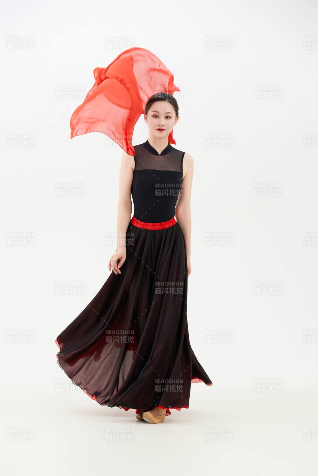 身穿红黑相间的舞蹈长裙翩翩起舞的少女图片