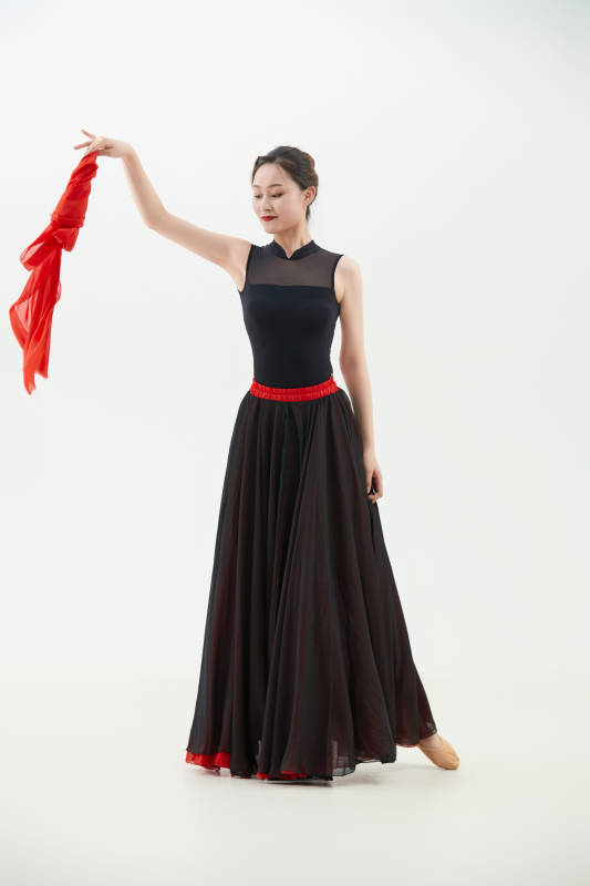 身穿红黑相间的舞蹈长裙翩翩起舞的少女图片