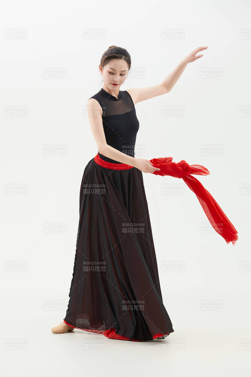 身穿红黑相间的舞蹈长裙翩翩起舞的少女图片