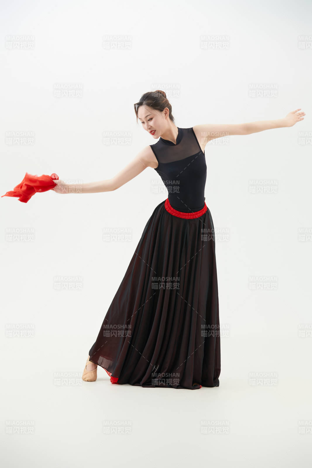 身穿红黑相间的舞蹈长裙翩翩起舞的少女图片