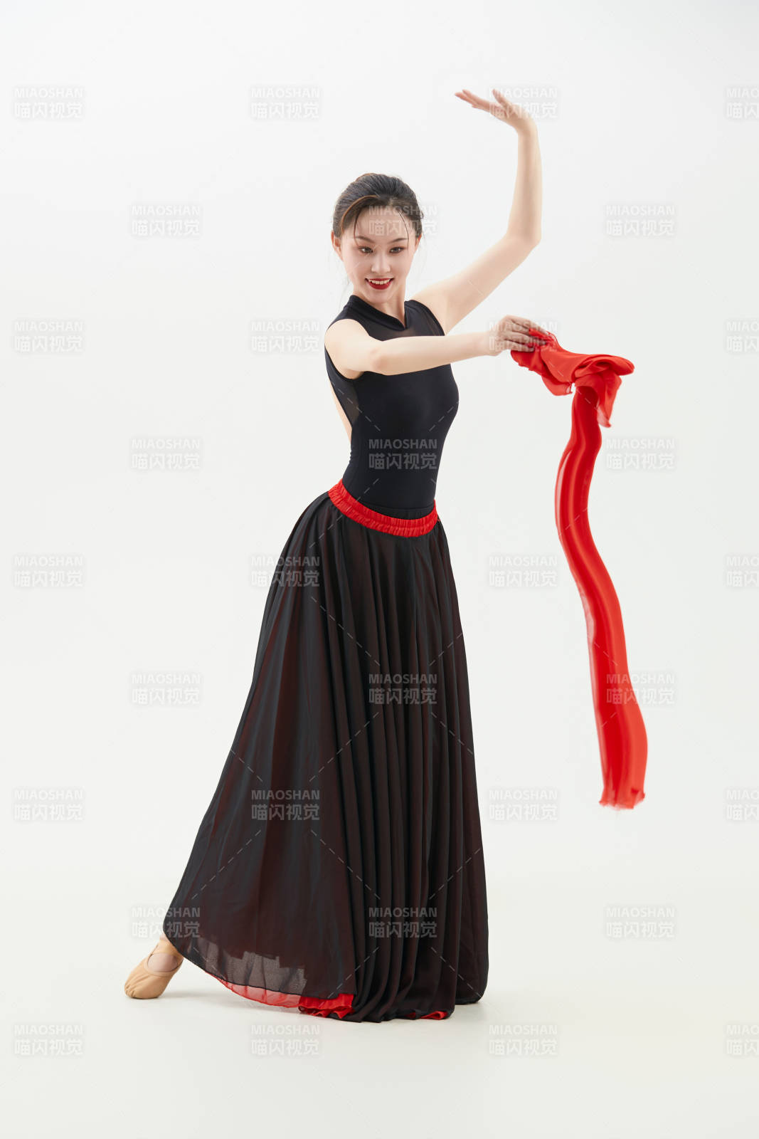 身穿红黑相间的舞蹈长裙翩翩起舞的少女图片