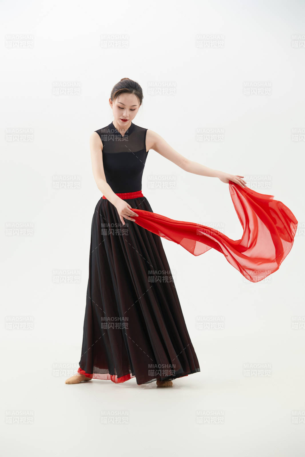 身穿红黑相间的舞蹈长裙翩翩起舞的少女图片