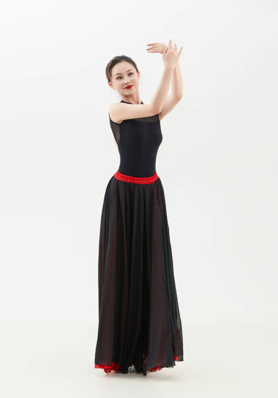 身穿红黑相间的舞蹈长裙翩翩起舞的少女图片