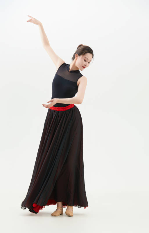 身穿红黑相间的舞蹈长裙翩翩起舞的少女图片
