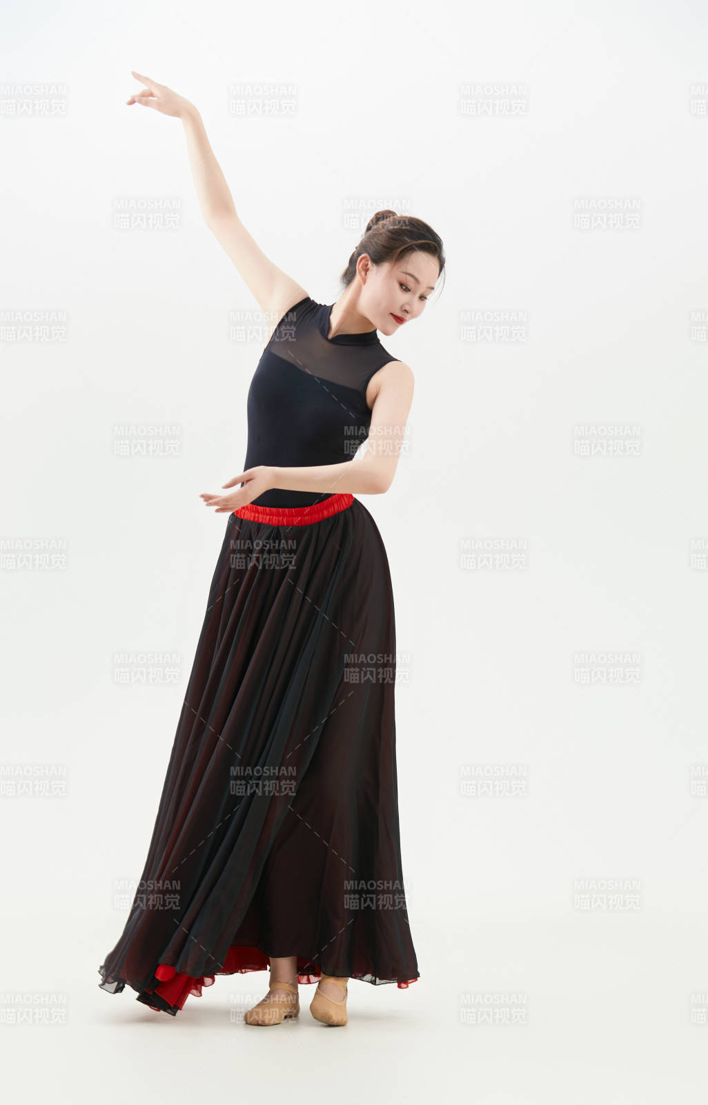 身穿红黑相间的舞蹈长裙翩翩起舞的少女图片