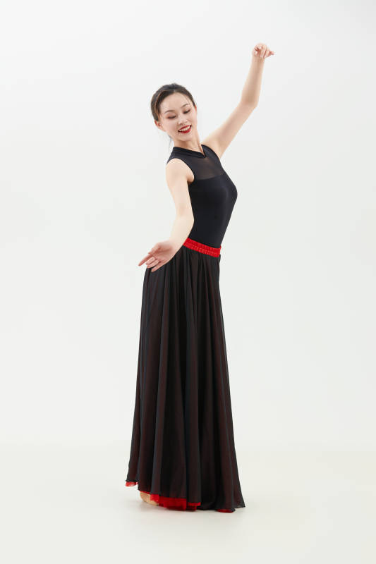 身穿红黑相间的舞蹈长裙翩翩起舞的少女图片