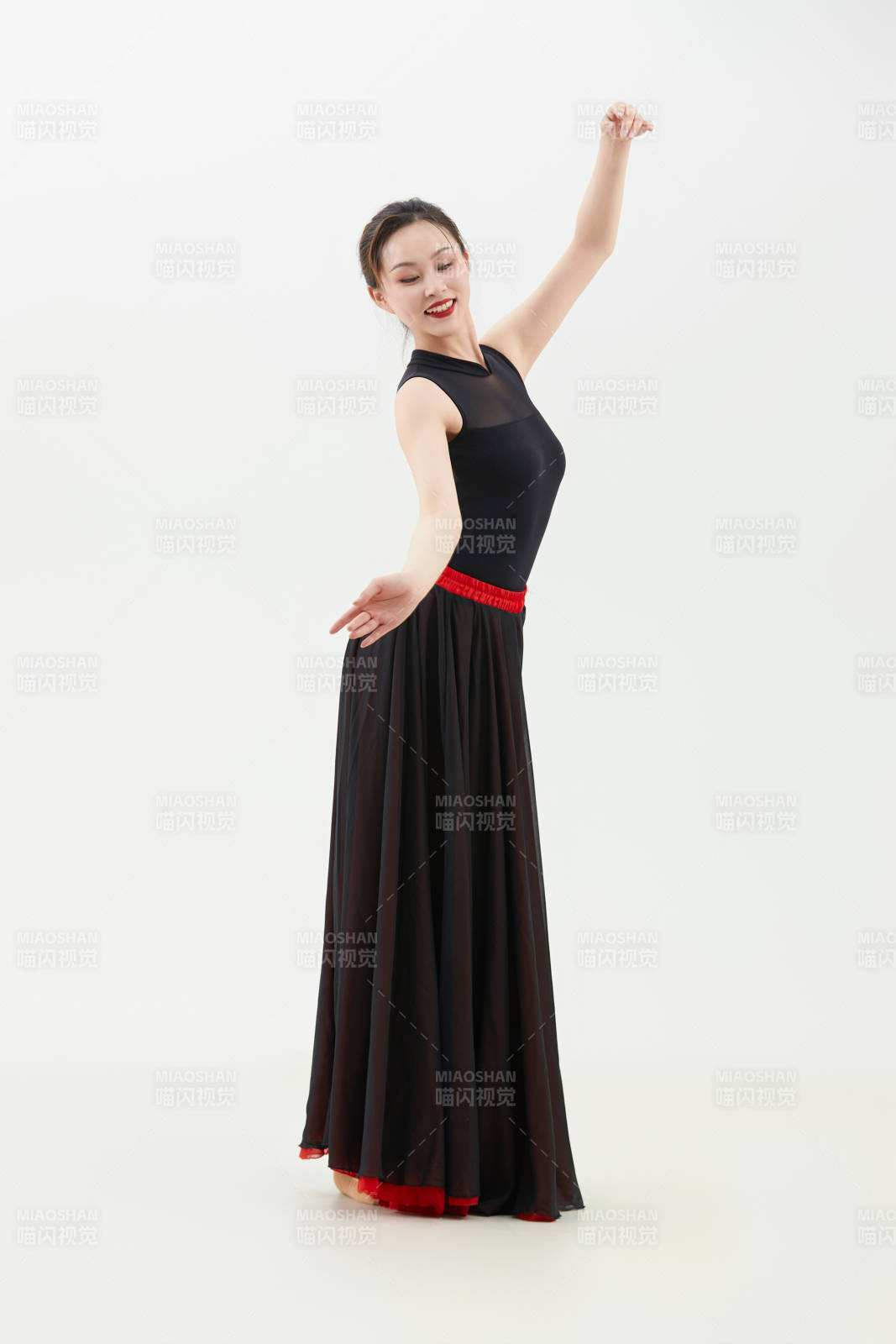 身穿红黑相间的舞蹈长裙翩翩起舞的少女图片